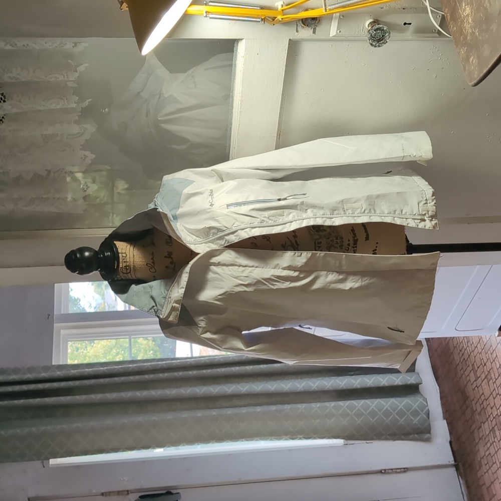 Columbia Women's White and Gray Rain Jacket - Picture 15 of 16
